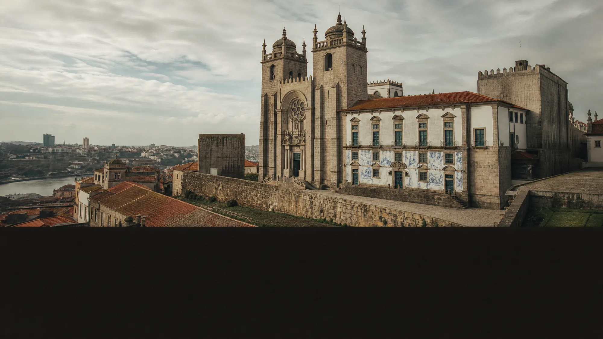 Explora esta iglesia-fortaleza románica del siglo XII con vistas al río Duero. Cuenta con claustros góticos, paneles de azulejos del siglo XVIII y vistas panorámicas de la ciudad.