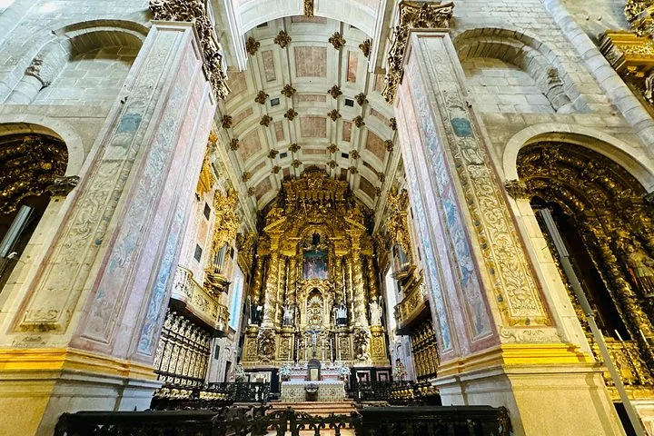 Der prächtige Innenraum der Kathedrale von Porto, der einen reich verzierten, vergoldeten Altar zeigt.